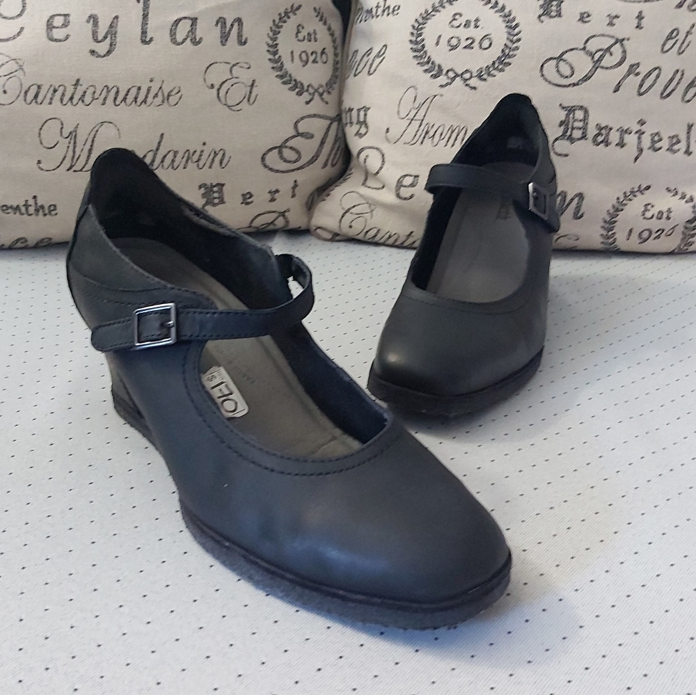 Earth Black Mary Jane Wedge Pumps - Picture 3 of 16
